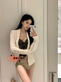 #空姐 萱萱170cm / C / 53kg / 27歲   高挑勻稱  修長美腿令人羨慕小蠻腰盈盈