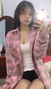 朵朵 160/44/C/21歲  學生妹 本人纖瘦 有胸  外貿可愛可愛的 眼睛黑黑的很放電 😍 腿