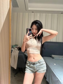 小薇 164cm 45kg D杯 26歲  讓我們一同沉浸於她的野性美修長雙腿，迷人曲線，  快來預